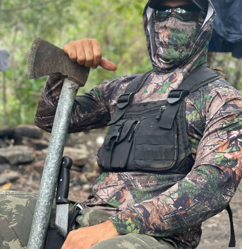 Participante da Jornada com equipamento na mata