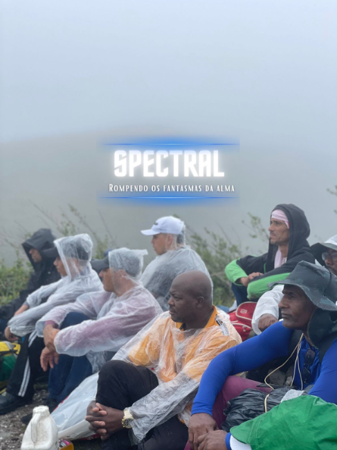 Participantes reunidos no alto da serra em meio à neblina