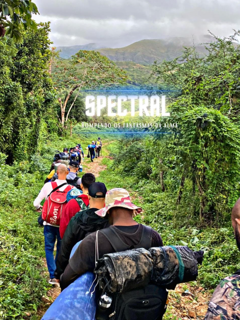 Grupo subindo a trilha da serra durante a Jornada Spectral